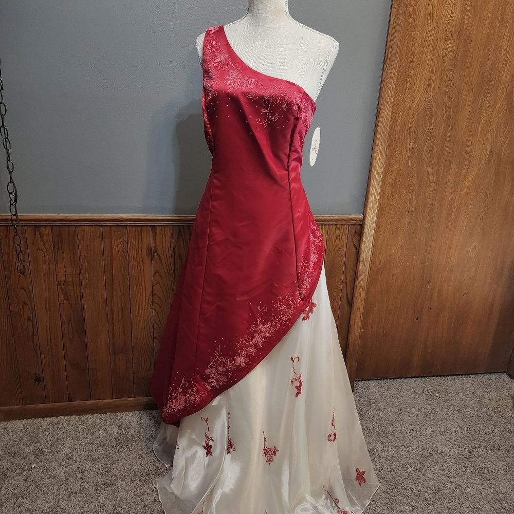 🎈Rebecca Red and White Formal gown one shoulder...